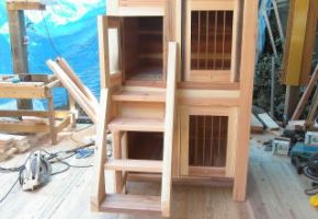 2階建てで柴犬が2匹入れる犬小屋です。床が高いのでノミなどがつきにくい犬小屋です。